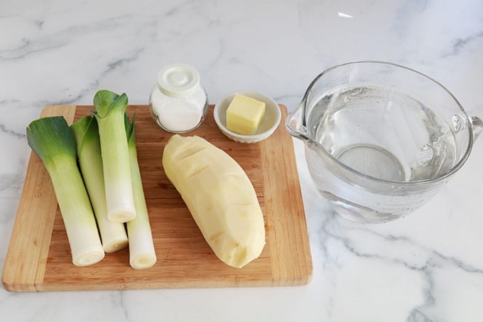 Soupe poireaux pommes de terre : c'est la recette classique du potage parmentier. Très simple et tellement délicieuse. Accompagnée de crème fraîche et des croûtons, un pur régal!