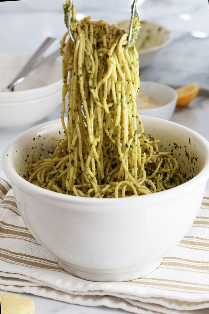 Melanger spaghettis pesto basilic et citron dans un bol