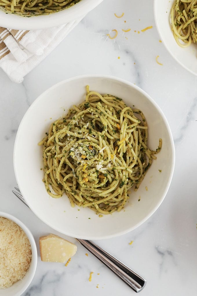 Spaghettis au pesto de basilic et citron : un plat rapide et délicieux. Pâtes, basilic, pignons de pin ou amandes, ail, parmesan, huile d'olive et citron. La recette de base, conseils et des idées pour faire des variantes.