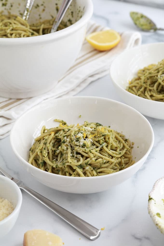 Spaghettis au pesto de basilic et citron : un plat rapide et délicieux. Pâtes, basilic, pignons de pin ou amandes, ail, parmesan, huile d'olive et citron. La recette de base, conseils et des idées pour faire des variantes.