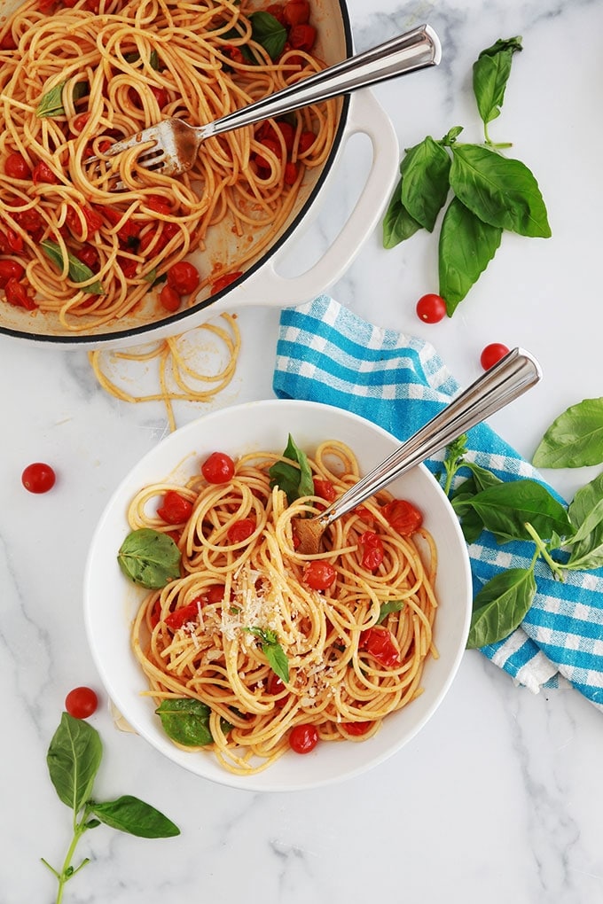 Ces spaghettis à la sauce tomates cerises sont prêts en 15 minutes. Un plat simple, rapide et délicieux. Recette de base plus des idées pour faire des variantes.