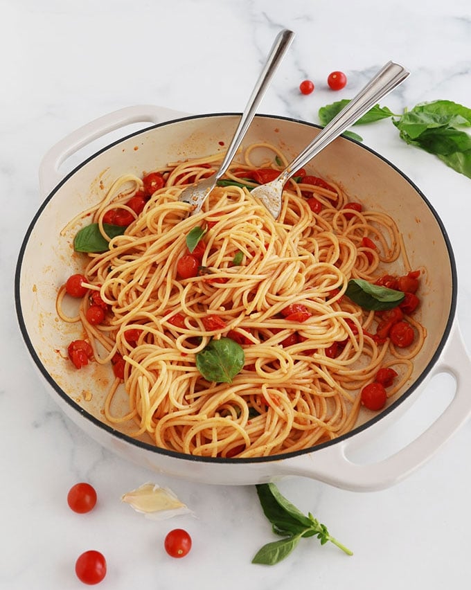 Ces spaghettis à la sauce tomates cerises sont prêts en 15 minutes. Un plat simple, rapide et délicieux. Recette de base plus des idées pour faire des variantes.