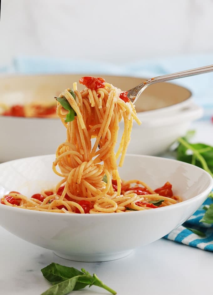 Ces spaghettis à la sauce tomates cerises sont prêts en 15 minutes. Un plat simple, rapide et délicieux. Recette de base plus des idées pour faire des variantes.