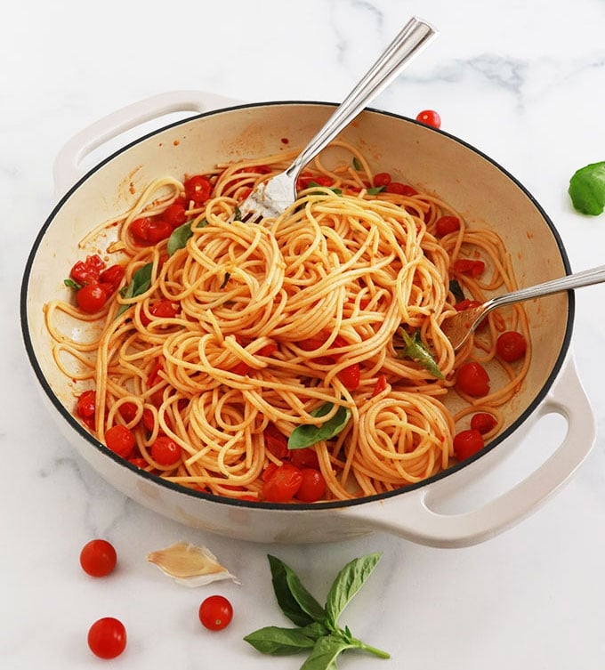Ces spaghettis à la sauce tomates cerises sont prêts en 15 minutes. Un plat simple, rapide et délicieux. Recette de base plus des idées pour faire des variantes.