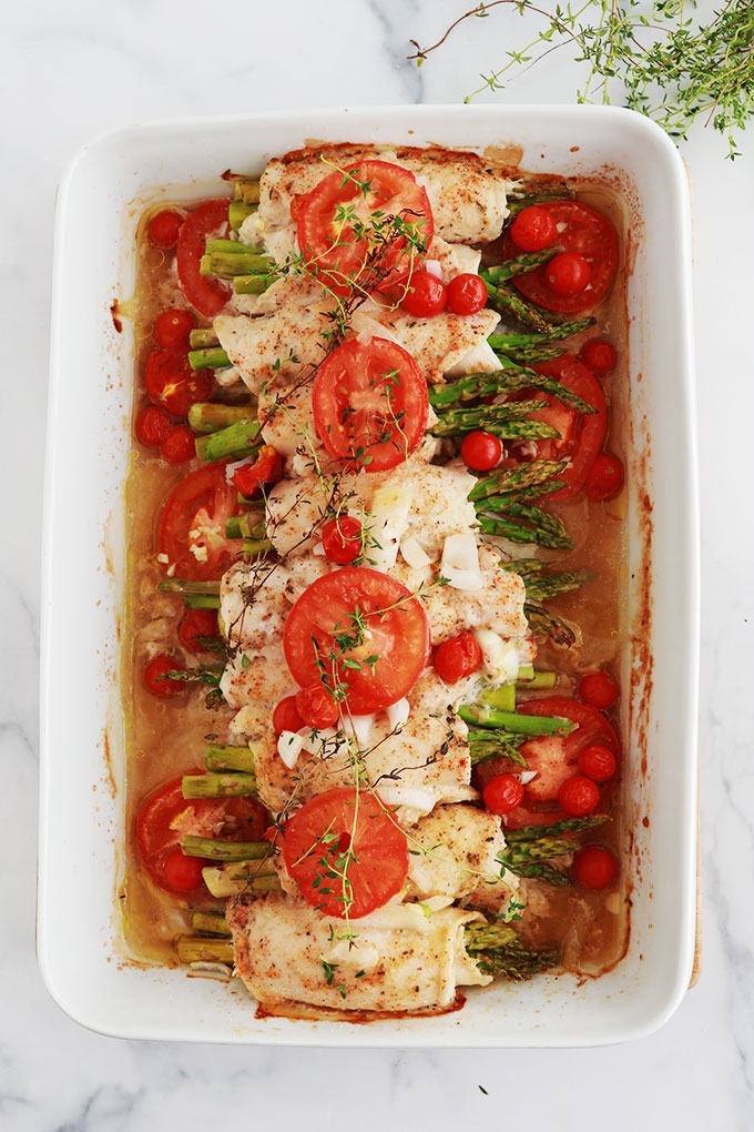 Voici une recette légère : blancs de poulet roulés aux asperges sur lit de tomates, oignon et éventuellement pomme de terre. Cuisson au four. C'est délicieux, light et facile à varier en utilisant d'autres légumes.