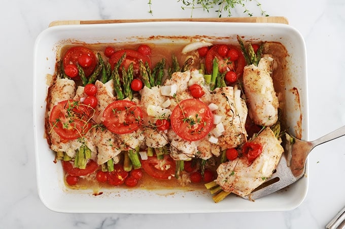 Voici une recette légère : blancs de poulet roulés aux asperges sur lit de tomates, oignon et éventuellement pomme de terre. Cuisson au four. C'est délicieux, light et facile à varier en utilisant d'autres légumes.