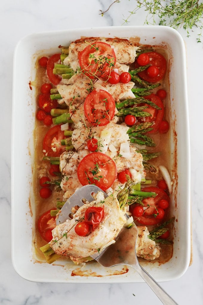 Voici une recette légère : blancs de poulet roulés aux asperges sur lit de tomates, oignon et éventuellement pomme de terre. Cuisson au four. C'est délicieux, light et facile à varier en utilisant d'autres légumes.