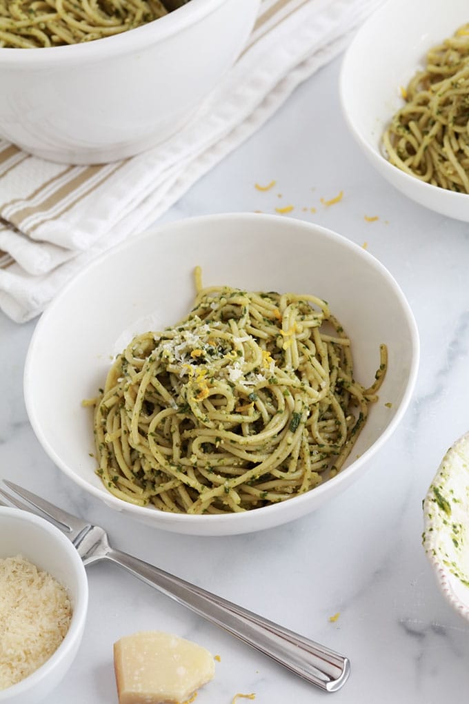 Spaghettis au pesto de basilic et citron : un plat rapide et délicieux. Pâtes, basilic, pignons de pin ou amandes, ail, parmesan, huile d'olive et citron. La recette de base, conseils et des idées pour faire des variantes.