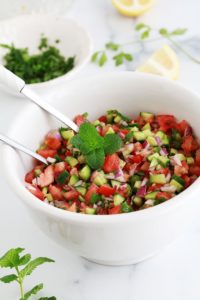 Salade de concombre, tomates et oignons à l'orientale. Recette simple, économique et tellement bonne ! Persil, menthe, citron et/ou sumac, huile d'olive, poivre et sel. C'est tout!