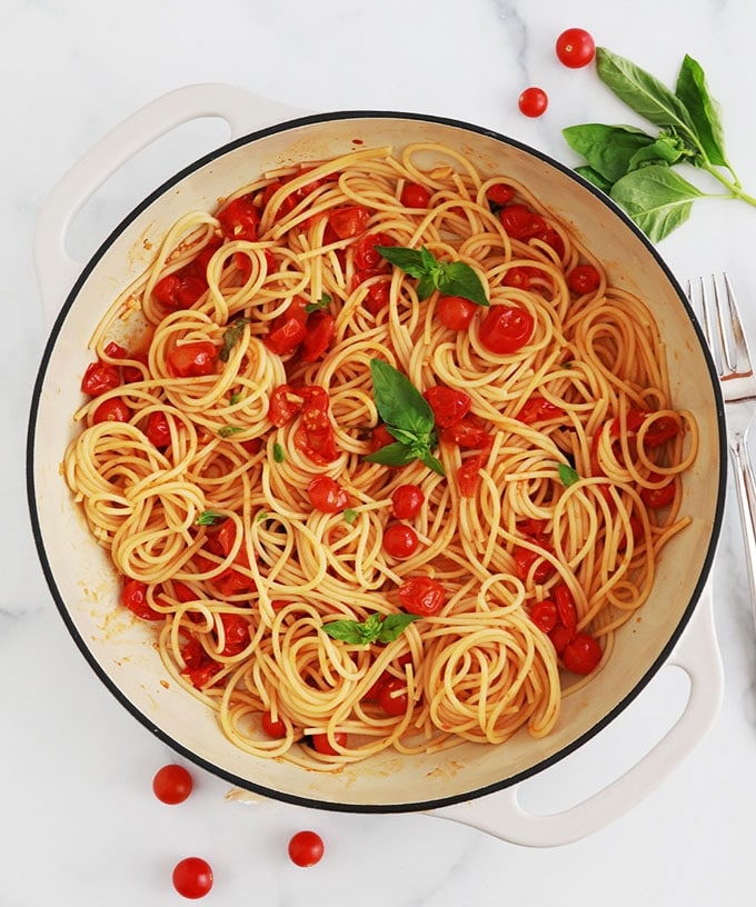 Ces spaghettis à la sauce tomates cerises sont prêts en 15 minutes. Un plat simple, rapide et délicieux. Recette de base plus des idées pour faire des variantes.