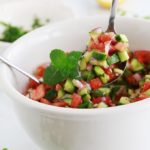 Salade de concombre, tomates et oignons à l'orientale. Recette simple, économique et tellement bonne ! Persil, menthe, citron et/ou sumac, huile d'olive, poivre et sel. C'est tout!