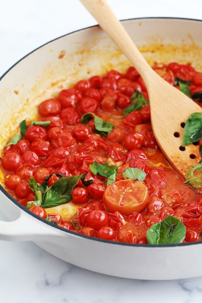 Délicieuse sauce tomate express ; prête en 10 minutes. Peu d'ingrédients : tomates cerises, ail, huile d'olive, sel et poivre, basilic. Idéale pour les pâtes, viandes et poissons, légumes grillés...