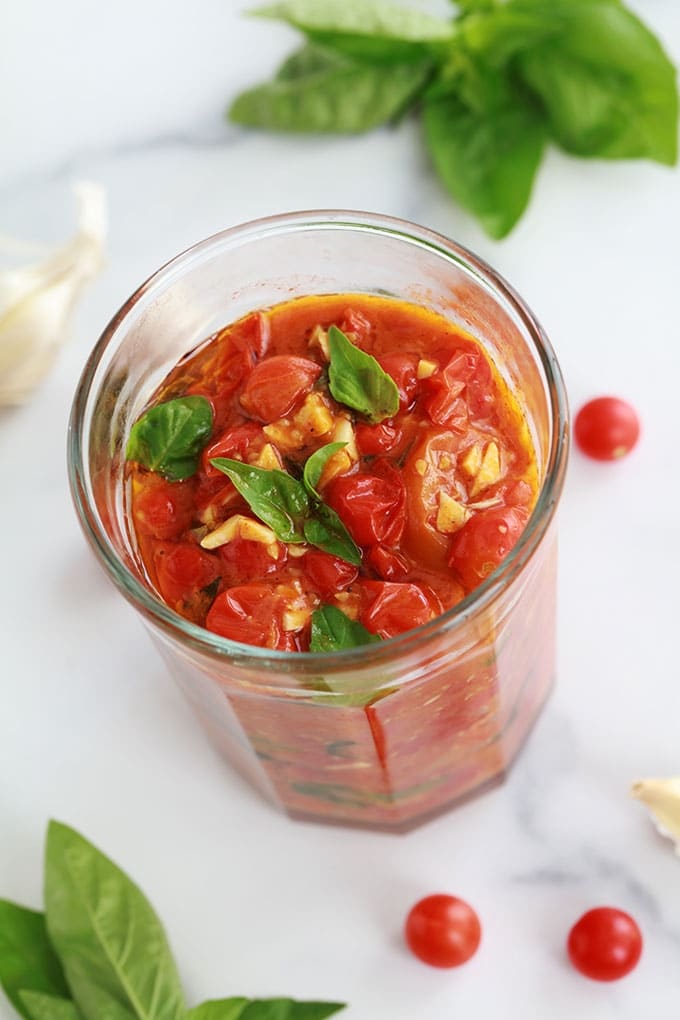 Délicieuse sauce tomate express ; prête en 10 minutes. Peu d'ingrédients : tomates cerises, ail, huile d'olive, sel et poivre, basilic. Idéale pour les pâtes, viandes et poissons, légumes grillés...