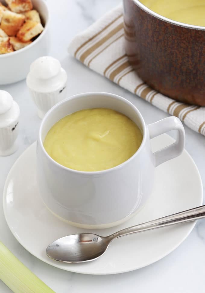 Soupe poireaux pommes de terre : c'est la recette classique du potage parmentier. Très simple et tellement délicieuse. Accompagnée de crème fraîche et des croûtons, un pur régal!