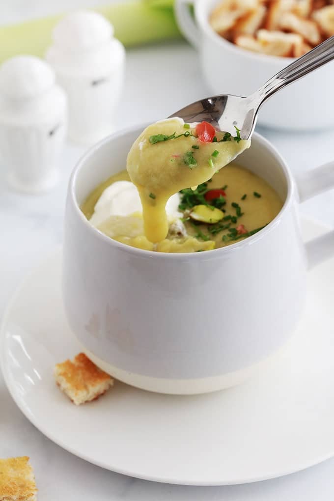 Soupe poireaux pommes de terre : c'est la recette classique du potage parmentier. Très simple et tellement délicieuse. Accompagnée de crème fraîche et des croûtons, un pur régal!