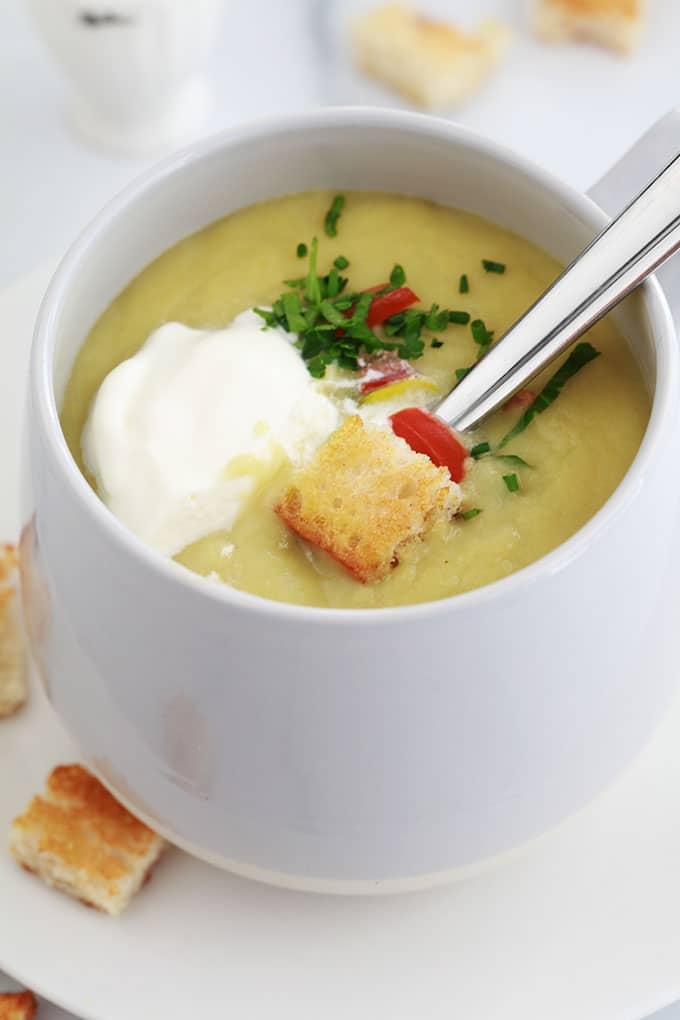 Soupe poireaux pommes de terre : c'est la recette classique du potage parmentier. Très simple et tellement délicieuse. Accompagnée de crème fraîche et des croûtons, un pur régal!