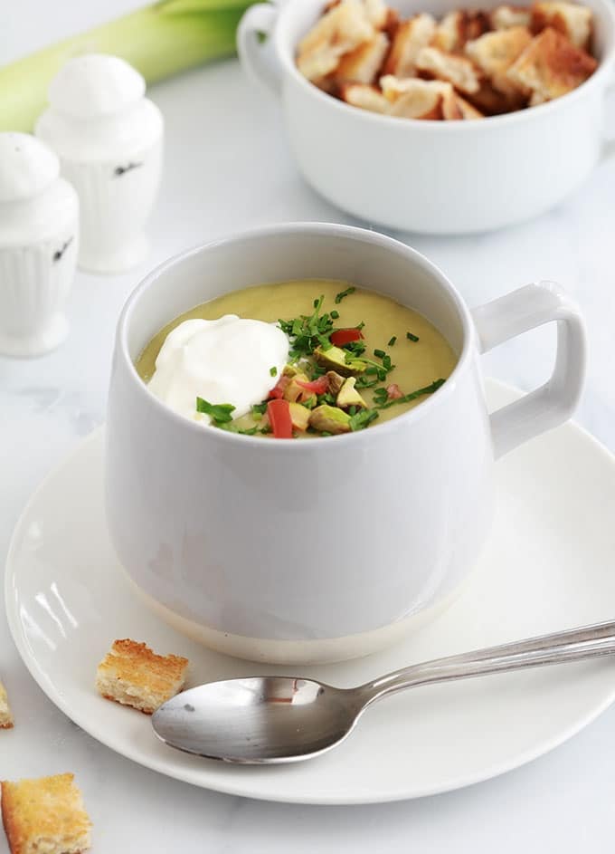 Soupe poireaux pommes de terre : c'est la recette classique du potage parmentier. Très simple et tellement délicieuse. Accompagnée de crème fraîche et des croûtons, un pur régal!