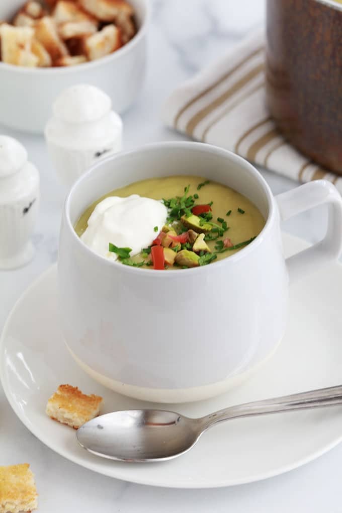 Soupe poireaux pommes de terre : c'est la recette classique du potage parmentier. Très simple et tellement délicieuse. Accompagnée de crème fraîche et des croûtons, un pur régal!