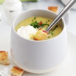 Soupe poireaux pommes de terre : c'est la recette classique du potage parmentier. Très simple et tellement délicieuse. Accompagnée de crème fraîche et des croûtons, un pur régal!