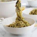 Spaghettis au pesto de basilic et citron : un plat rapide et délicieux. Pâtes, basilic, pignons de pin ou amandes, ail, parmesan, huile d'olive et citron. La recette de base, conseils et des idées pour faire des variantes.