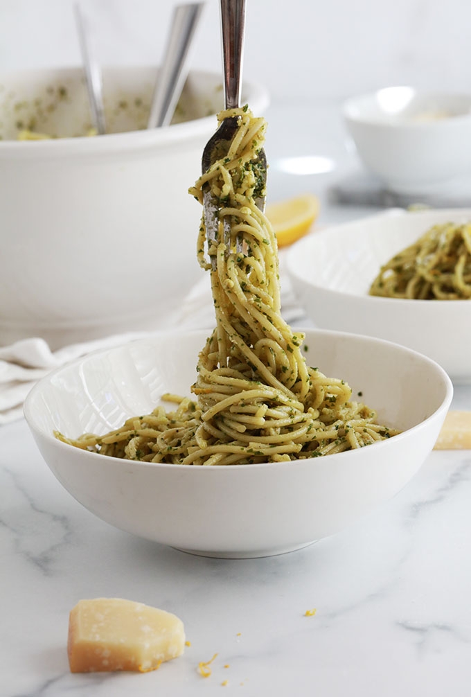 Spaghettis au pesto de basilic et citron : un plat rapide et délicieux. Pâtes, basilic, pignons de pin ou amandes, ail, parmesan, huile d'olive et citron. La recette de base, conseils et des idées pour faire des variantes.