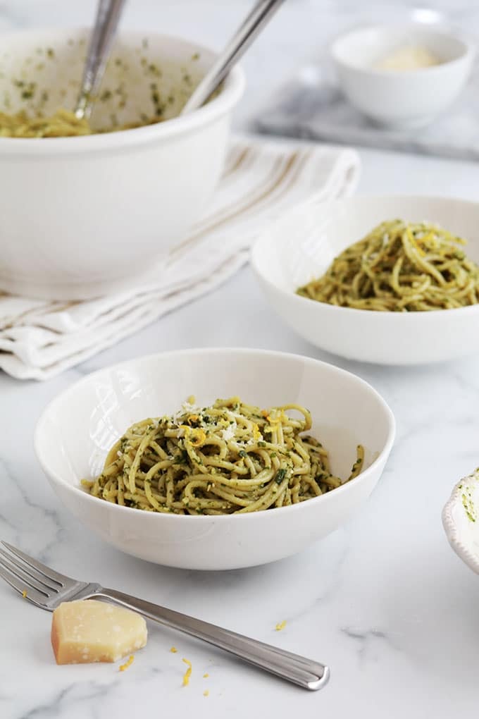 Spaghettis au pesto de basilic et citron : un plat rapide et délicieux. Pâtes, basilic, pignons de pin ou amandes, ail, parmesan, huile d'olive et citron. La recette de base, conseils et des idées pour faire des variantes.