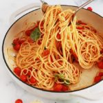 Ces spaghettis à la sauce tomates cerises sont prêts en 15 minutes. Un plat simple, rapide et délicieux. Recette de base plus des idées pour faire des variantes.