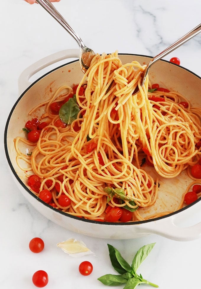 Ces spaghettis à la sauce tomates cerises sont prêts en 15 minutes. Un plat simple, rapide et délicieux. Recette de base plus des idées pour faire des variantes.