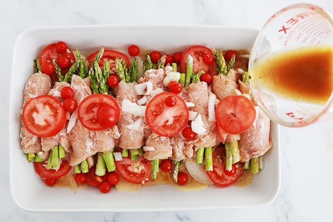 Verser le bouillon sur les blancs de poulet roules aux asperges