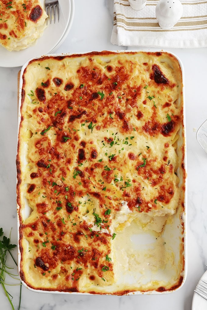 Ce délicieux gratin de pommes de terre est très simple à faire. Recette sans béchamel et sans gluten. Des rondelles de pommes de terre fines précuites dans du lait et/ou crème, puis gratinées au four avec du fromage. Avec ou sans précuisson des pommes de terre. Peut être servi en plat d'accompagnement ou en plat principal.