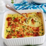 Redonnez une nouvelle vie à vos restes de purée avec ce gratin de pommes de terre au fromage. Recette simple, rapide et sans gluten. A servir en entrée, accompagnement pour viandes et poisson ou en plat principal économique.