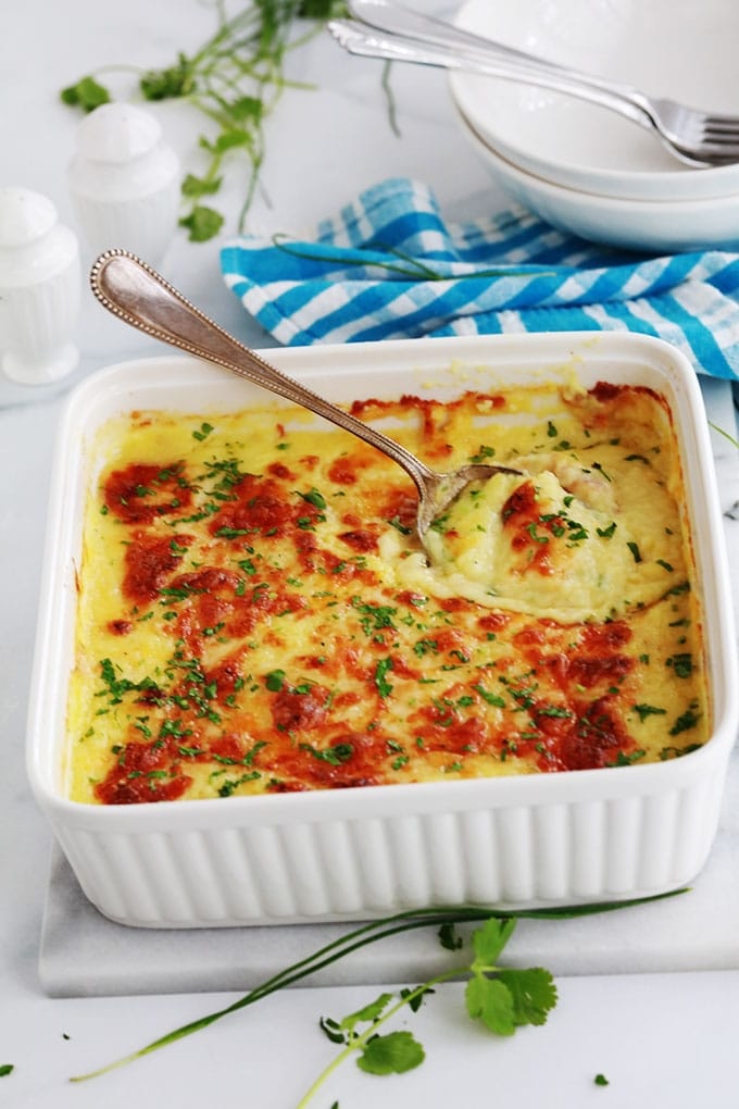 Redonnez une nouvelle vie à vos restes de purée avec ce gratin de pommes de terre au fromage. Recette simple, rapide et sans gluten. A servir en entrée, accompagnement pour viandes et poisson ou en plat principal économique.