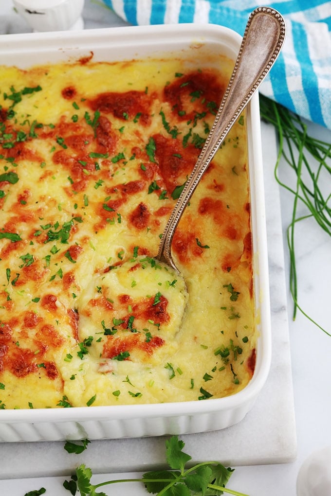 Redonnez une nouvelle vie à vos restes de purée avec ce gratin de pommes de terre au fromage. Recette simple, rapide et sans gluten. A servir en entrée, accompagnement pour viandes et poisson ou en plat principal économique.