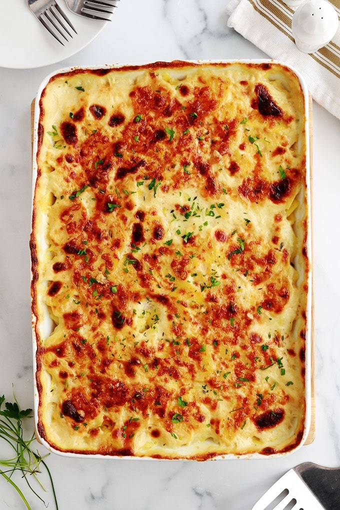 Ce délicieux gratin de pommes de terre est très simple à faire. Recette sans béchamel et sans gluten. Des rondelles de pommes de terre fines précuites dans du lait et/ou crème, puis gratinées au four avec du fromage. Avec ou sans précuisson des pommes de terre. Peut être servi en plat d'accompagnement ou en plat principal.