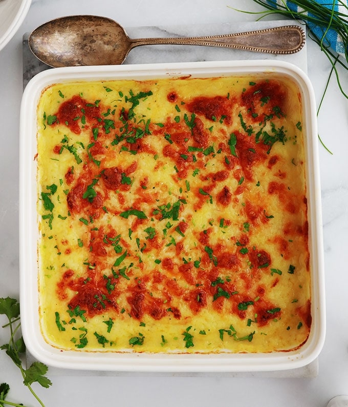 Redonnez une nouvelle vie à vos restes de purée avec ce gratin de pommes de terre au fromage. Recette simple, rapide et sans gluten. A servir en entrée, accompagnement pour viandes et poisson ou en plat principal économique.