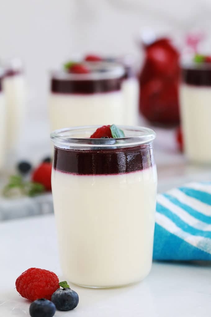 La meilleure recette de panna cotta avec les bonnes proportions de crème, lait et gélifiant (gélatine ou agar agar). Dessert sans oeufs, facile et rapide. Recette étape par étape, conseils / astuces, variantes et des idées pour la servir! :)