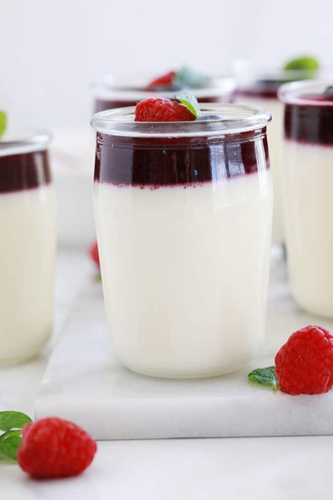 La meilleure recette de panna cotta avec les bonnes proportions de crème, lait et gélifiant (gélatine ou agar agar). Dessert sans oeufs, facile et rapide. Recette étape par étape, conseils / astuces, variantes et des idées pour la servir! :)