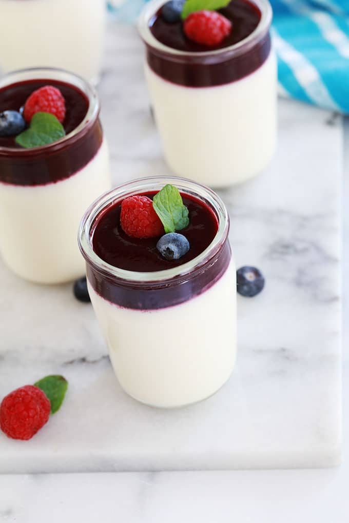 La meilleure recette de panna cotta avec les bonnes proportions de crème, lait et gélifiant (gélatine ou agar agar). Dessert sans oeufs, facile et rapide. Recette étape par étape, conseils / astuces, variantes et des idées pour la servir! :)