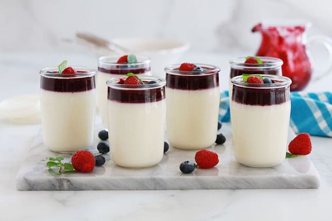 La meilleure recette de panna cotta avec les bonnes proportions de crème, lait et gélifiant (gélatine ou agar agar). Dessert sans oeufs, facile et rapide. Recette étape par étape, conseils / astuces, variantes et des idées pour la servir! :)