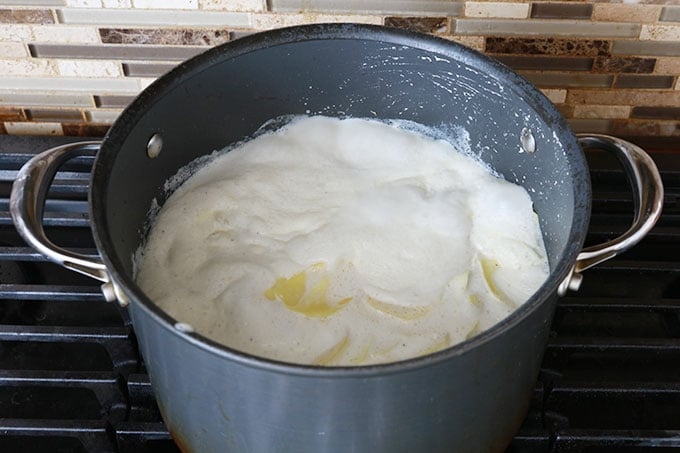 Pre-cuisson des rondelles de pommes de terre dans du lait et creme