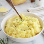 La meilleure recette de purée de pommes de terre ! Variétés de pommes de terre à utiliser pour une purée fine et savoureuse, des conseils, des idées pour varier la recette de base et pour accommoder vos restes de purée.