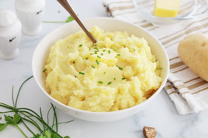 La meilleure recette de purée de pommes de terre ! Variétés de pommes de terre à utiliser pour une purée fine et savoureuse, des conseils, des idées pour varier la recette de base et pour accommoder vos restes de purée.