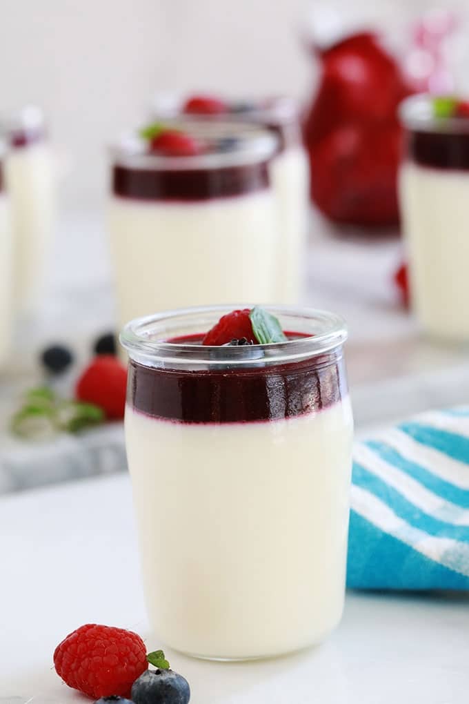 La meilleure recette de panna cotta avec les bonnes proportions de crème, lait et gélifiant (gélatine ou agar agar). Dessert sans oeufs, facile et rapide. Recette étape par étape, conseils / astuces, variantes et des idées pour la servir! :)