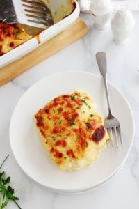 Ce délicieux gratin de pommes de terre est très simple à faire. Recette sans béchamel et sans gluten. Des rondelles de pommes de terre fines précuites dans du lait et/ou crème, puis gratinées au four avec du fromage. Avec ou sans précuisson des pommes de terre. Peut être servi en plat d'accompagnement ou en plat principal.
