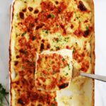 Ce délicieux gratin de pommes de terre est très simple à faire. Recette sans béchamel et sans gluten. Des rondelles de pommes de terre fines précuites dans du lait et/ou crème, puis gratinées au four avec du fromage. Avec ou sans précuisson des pommes de terre. Peut être servi en plat d'accompagnement ou en plat principal.