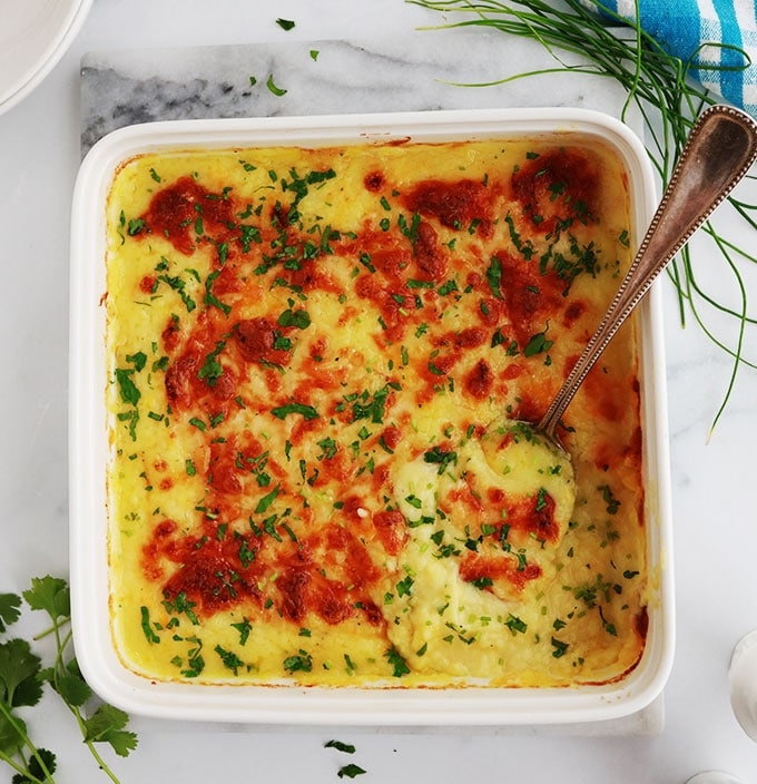 Redonnez une nouvelle vie à vos restes de purée avec ce gratin de pommes de terre au fromage. Recette simple, rapide et sans gluten. A servir en entrée, accompagnement pour viandes et poisson ou en plat principal économique.