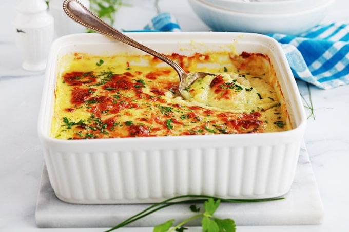 Redonnez une nouvelle vie à vos restes de purée avec ce gratin de pommes de terre au fromage. Recette simple, rapide et sans gluten. A servir en entrée, accompagnement pour viandes et poisson ou en plat principal économique.