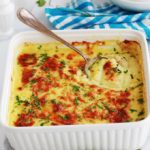 Redonnez une nouvelle vie à vos restes de purée avec ce gratin de pommes de terre au fromage. Recette simple, rapide et sans gluten. A servir en entrée, accompagnement pour viandes et poisson ou en plat principal économique.