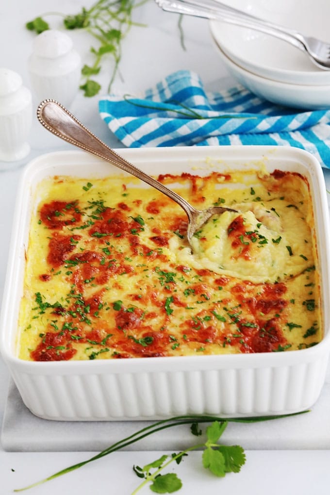 Redonnez une nouvelle vie à vos restes de purée avec ce gratin de pommes de terre au fromage. Recette simple, rapide et sans gluten. A servir en entrée, accompagnement pour viandes et poisson ou en plat principal économique.