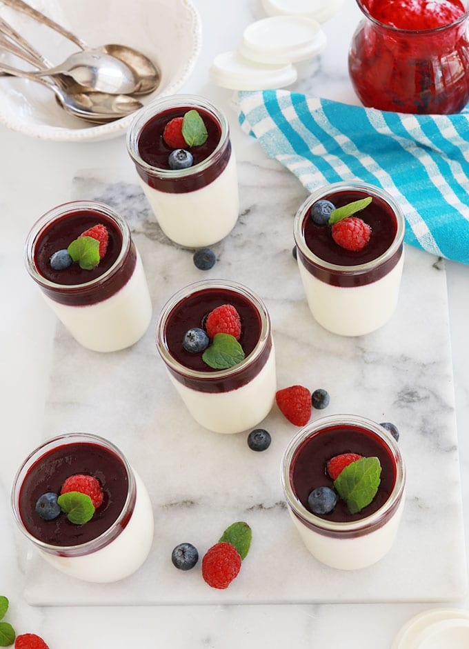 La meilleure recette de panna cotta avec les bonnes proportions de crème, lait et gélifiant (gélatine ou agar agar). Dessert sans oeufs, facile et rapide. Recette étape par étape, conseils / astuces, variantes et des idées pour la servir! :)